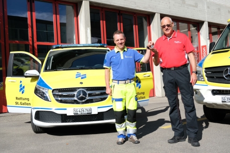 Schlüsselübergabe durch einen Mitarbeiter der Rettung St.Gallen